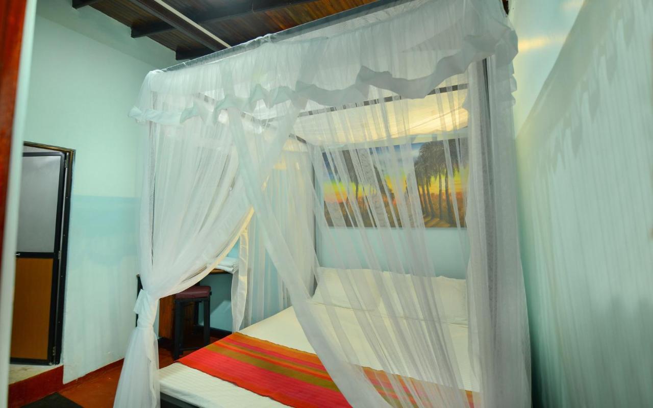 Hotel Palm Leaf Surf Cafe Galle Esterno foto